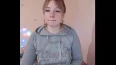 Jouer Une adolescente timide et inexpérimentée inaugure sa personnification sur webcam - thomas plus sur adolescentmilfcams.com