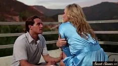 Reproducir Sashaycravingly milf golpeado por su escalera