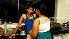 Reproducir La tía india del gran pecado toma brevemente.