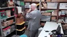 تشغيل تمزق سارق مراهق صغير الحجم واستغل من قبل watche