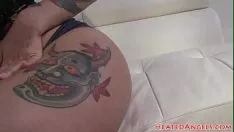 Reproducir Ramera alternativa tatuada que ama una sesión de fotos