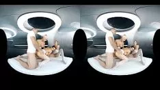 播放 四重奏高潮：四重奏中的第一名 vr 色情！