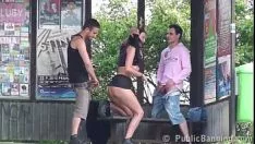 Reproducir Looney peligrosa tríada sexual populacho en una parada de autobús con una señorita caliente con grandes tetas