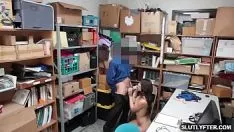 Играть Драгоценно Закари Тейлор Мэй одевает свою кошечку в полосатую косынку