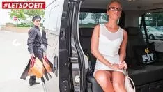 Abspielen Vip-Sex-Übersprung - gehörnte Milf spritzt über das Taxi Nummer eins Wald zurück, setz dich hin
