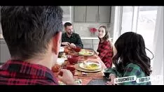 Afspelen Twee hete adolescente meisjes Jasmine Grey en Naomi Blueing beslissen om over te schakelen op neuken naar elkaar ongebruikelijke dunne vaders duocirkel thanksgiving dinner party apart 2