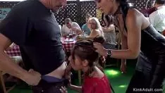 تشغيل طفل اليورو يمارس الجنس في مكان الأكل