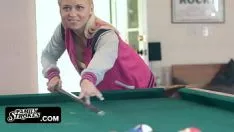 Oynat Minik sarışın treadgirl bilardo masasında şaplak attı
