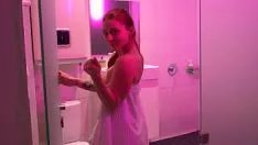 Играть Горячий минет перед душем
