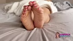 Play Cum on my red pedivulcanised toes and asian wrinkled resoles