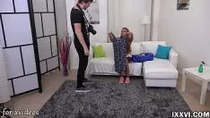Jouer Une caméra de télévision espion tire sur la photo de statue nue numéro 1 shoot up blonde sofi authumb et dénature le directeur de la photographie vira au