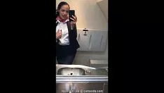 播放 拉丁女主人摔倒在洗手间的手淫瑞典英里高中大棒和cum