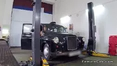Odtwórz Mechanik warsztatu rucha kobietę w taksówce numer jeden w swoim życiu