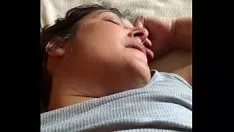 Riproduci In estasi mentre il suo gattino è digitato.
