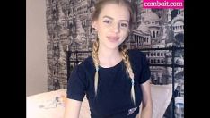 Играть 19-летний подросток открывает ее стройные сиськи на веб-камеру отдельно 1