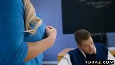 Oynat Büyük bosomed wonk göğüslerini görüntüleyerek adam yapar