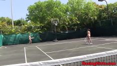 Jouer Haoomp babys nourrit son chaton sur une court de tennis sur gazon