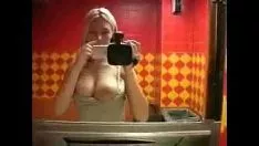 Afspelen Lekker blondje op het toilet