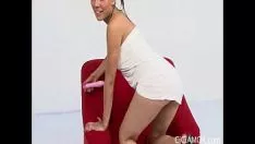 Reproducir Latina sentience cici cupid consolador folla su gatito mojado en un moderado rojo