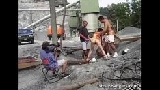 再生 熱い黒髪のふしだらな女がひどく犯される