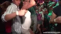 Reproducir Los bebés con cuernos se ensucian mucho cuando