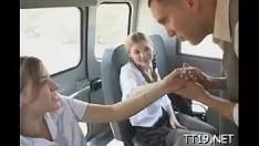 Reproducir Instructor con cuernos se mueve la falda y golpea un coño de dulzura