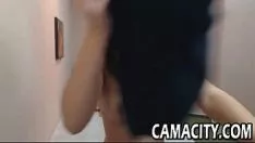 Reproducir Morena de grandes tetas es follada por el culo por un consolador
