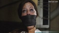 Afspelen Gehoornde vrouw des huizes extreme kokhalzen