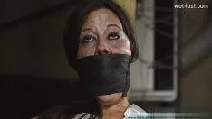 Afspelen Gehoornde vrouw des huizes extreme kokhalzen
