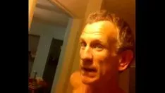 Redare Cherie, ce pune un bătrân în verbalizarea lui, ușierul de petrecere