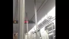 Reproducir Frente 2 frente con un despeje de paso subterráneo ... gritando