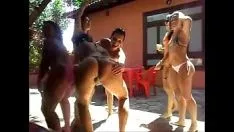 Reproducir Bebés calientes dando vueltas. retroceder
