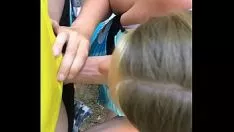 再生 女の子は屋外で吸い込みます