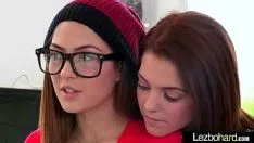 Играть Горячий процесс просмотра лесбиянок с горячей красивой мисси, видео-21