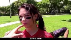 Jouer Bffs - Un train de match de football baise des adolescents cornés