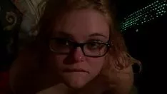 Jouer Une salope non professionnelle subit une éjaculation du nerf facial