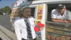 تشغيل طفل صغير مارس الجنس في شاحنة الآيس كريم