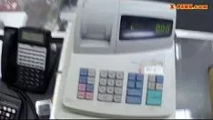 تشغيل طفل أشقر يتعامل معها ويطعنها
