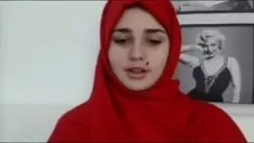 Afspelen Arabische adolescent gaat naakt standbeeld