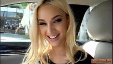 Reproducir Insidiosa adolescente rubia sexy se engancha y se deja follar