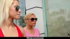 Redare Adolescent rapid futează un bărbat înaintea camerei de televiziune pentru bani