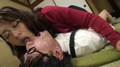 Reproducir La criada japonesa le sirve a su retrasado mental para liberar su semen en su verbalización.