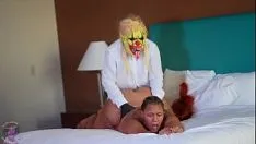 Oynat Bbw sürtük charlie erkek arkadaşları otel odasından ayrıldıktan sonra palyaçoların şişman horozu ile tanıştı