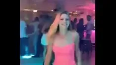 Riproduci Vuoi vedere cosa non indossa mia moglie alexis sotto il vestito?