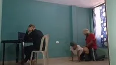 चलाएँ सौतेली माँ अपने सौतेले बेटे को चोदती है जबकि उसका दोस्त कंप्यूटर पर होता है
