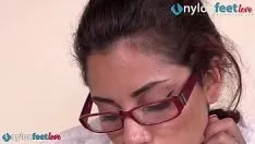 Odtwórz Seksowna sekretarka mayla pokazuje w tym filmie swoje niesamowite umiejętności gry w buty. pod biurkiem, podczas pracy nie może przestać bawić się butami. zwisa, zanurza się, trwa jakakolwiek zabawa. potem kładzie nogi na biurku i stopy pod twoim nosem