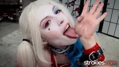 Odtwórz Piosenka strokies emilia jako superzłoczyńca harley wykonuje ręczną robotę w cosplayu w skórzanych rękawiczkach i bez przerwy!