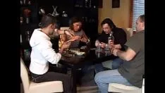 Oynat Aldatılan erkek arkadaş kızının en iyi arkadaşını sikmesini izle