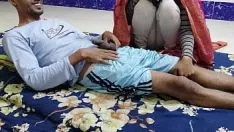 चलाएँ घर पर सेक्स में सुंदर किशोर की कठोर चुदाई होती है