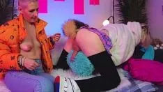 Oynat Femboy tilki boşalma arzusuyla titriyor